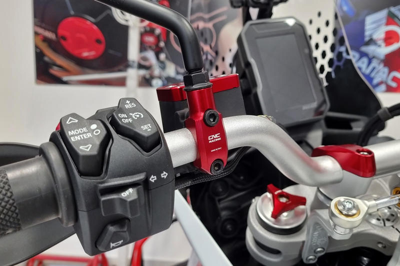 Cavallotto pompe Brembo - foro specchio filettatura M10 destra