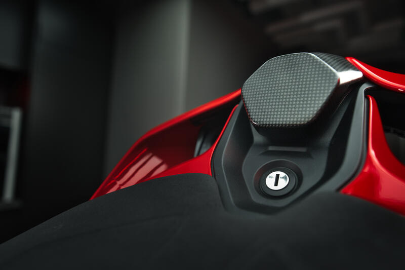 Schienalino / Tampone sella posteriore in carbonio per Ducati Panigale V4 MY 2025 e Streetfighter V4 MY2025