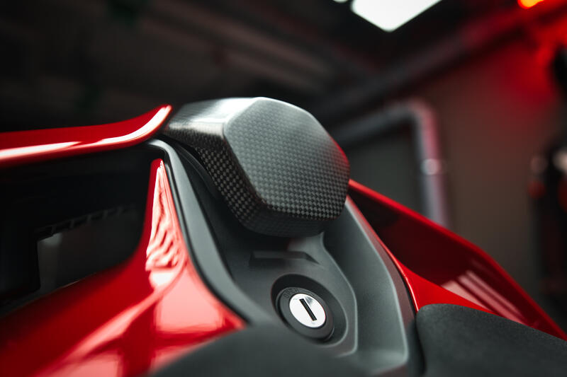 Schienalino / Tampone sella posteriore in carbonio per Ducati Panigale V4 MY 2025 e Streetfighter V4 MY2025