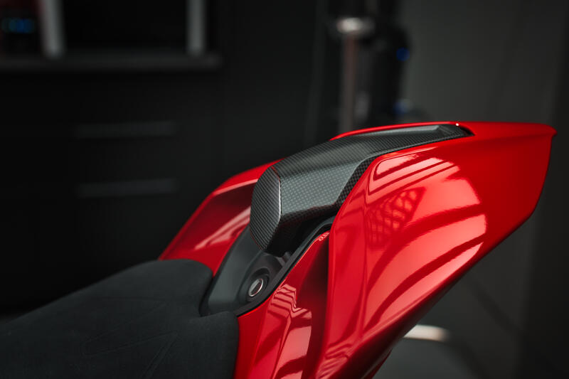 Schienalino / Tampone sella posteriore in carbonio per Ducati Panigale V4 MY 2025 e Streetfighter V4 MY2025