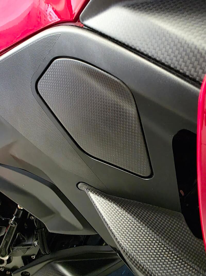 Chiusura pannello laterale destro in carbonio per Ducati Multistrada V2 MY2025