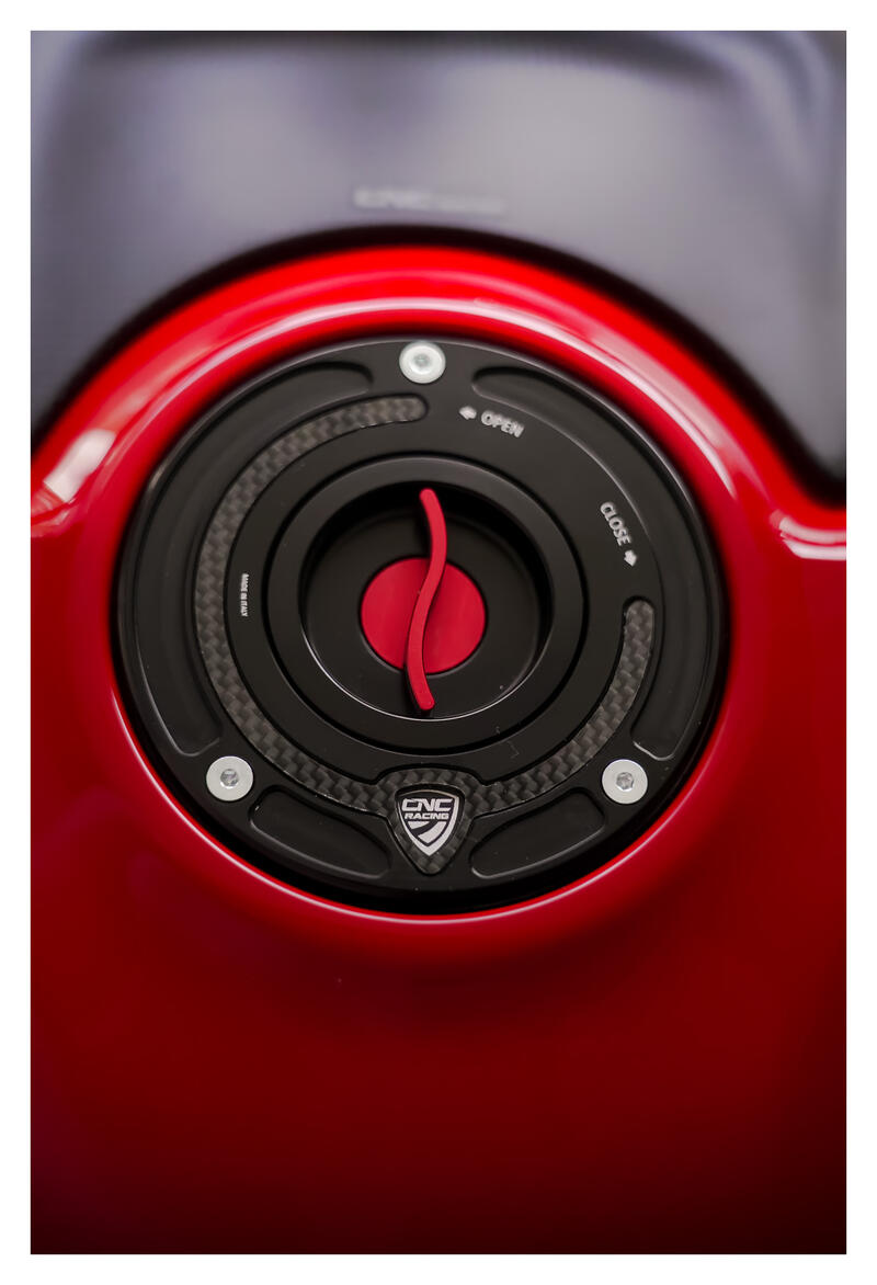 Fuel tank cap - flange Carbon