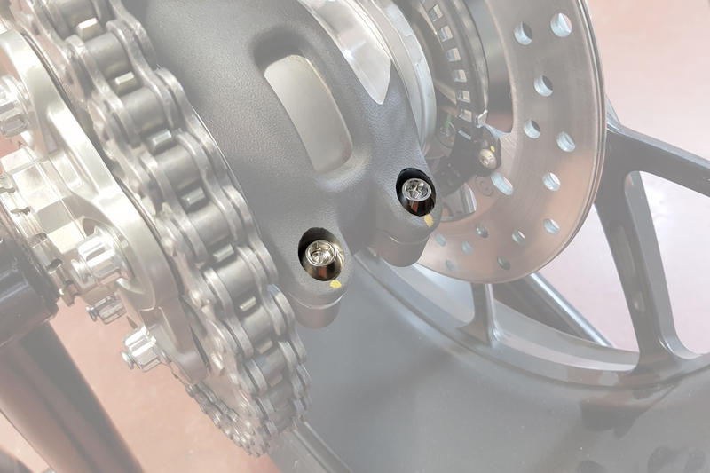 Kit Viti Serraggio Perno Ruota Forcellone - TITANIO