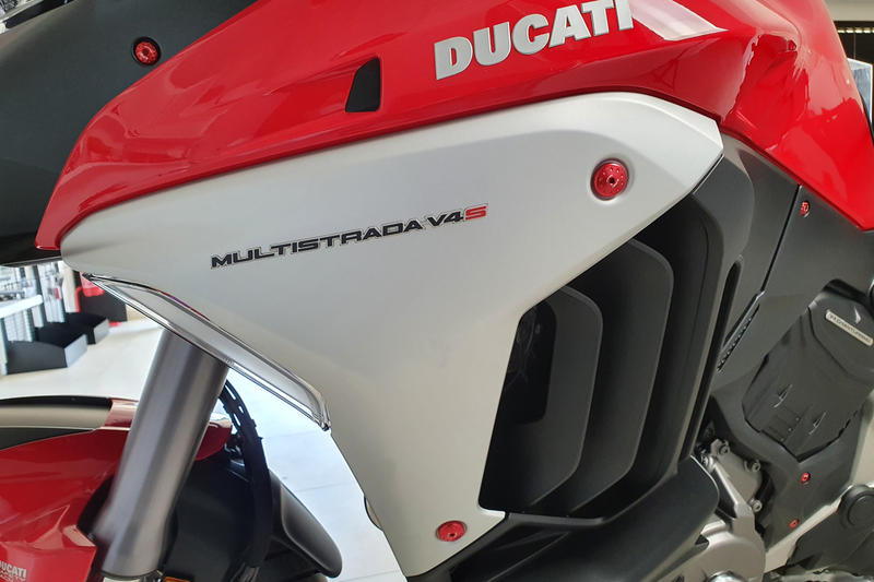 Screw kit radiator side covers Ducati Multistrada V4
