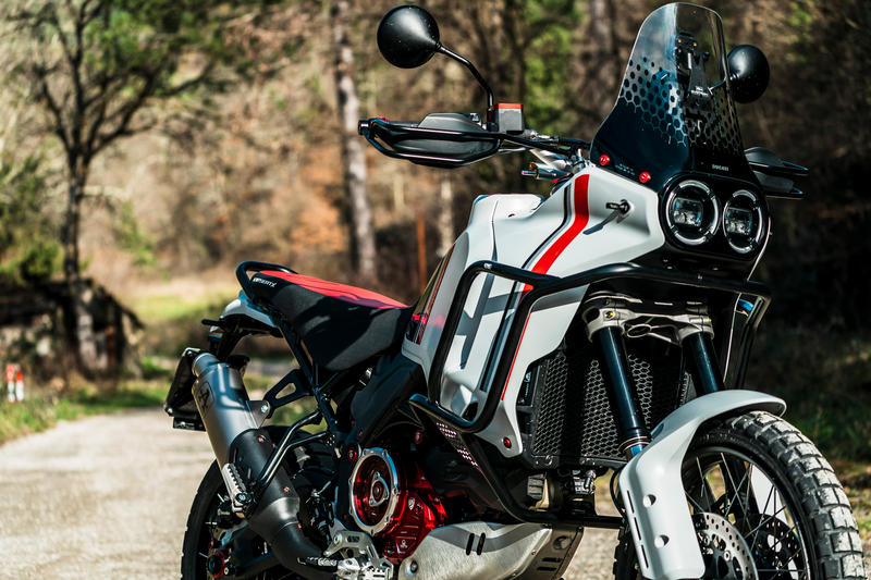 Paramotore Ducati DesertX in tubi di acciaio