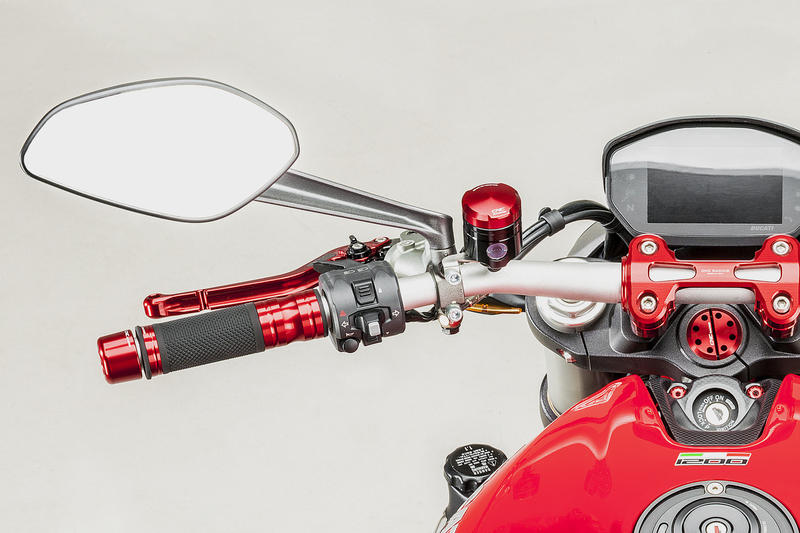 Fluid tank mounting bracket