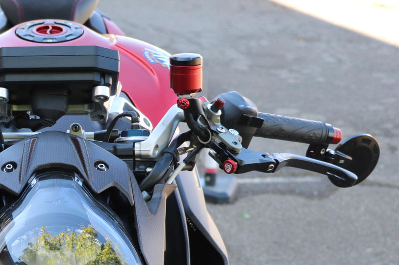 Fluid tank mounting bracket