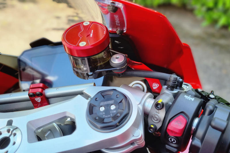 Bracket kit for clutch and brake fluid tank Ducati Panigale V4