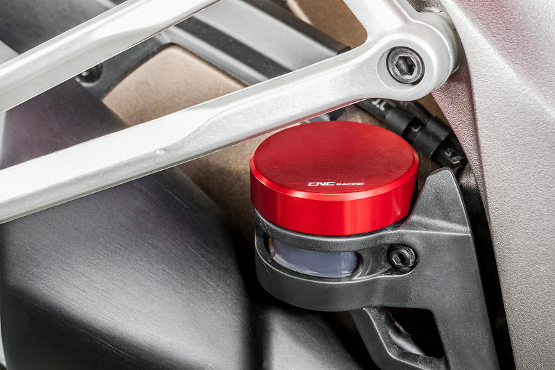 Rear brake fluid reservoir cap M46x4 - Streaks