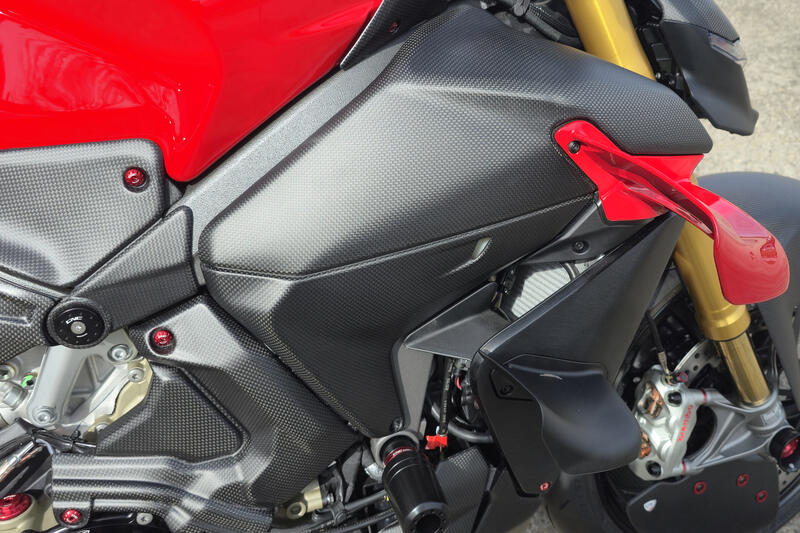 Fianchetti laterali serbatoio destra e sinistra Ducati Streetfighter V4 MY2025 in carbonio
