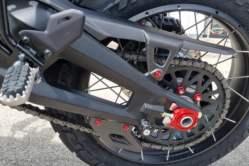 Paracatena inferiore Ducati DesertX - carbonio