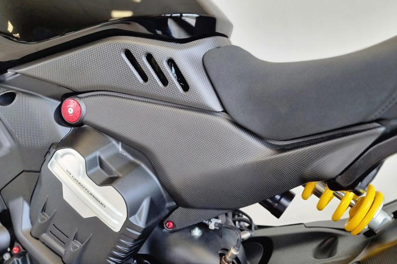 Fuel tank side covers Ducati Diavel V4 - Carbon