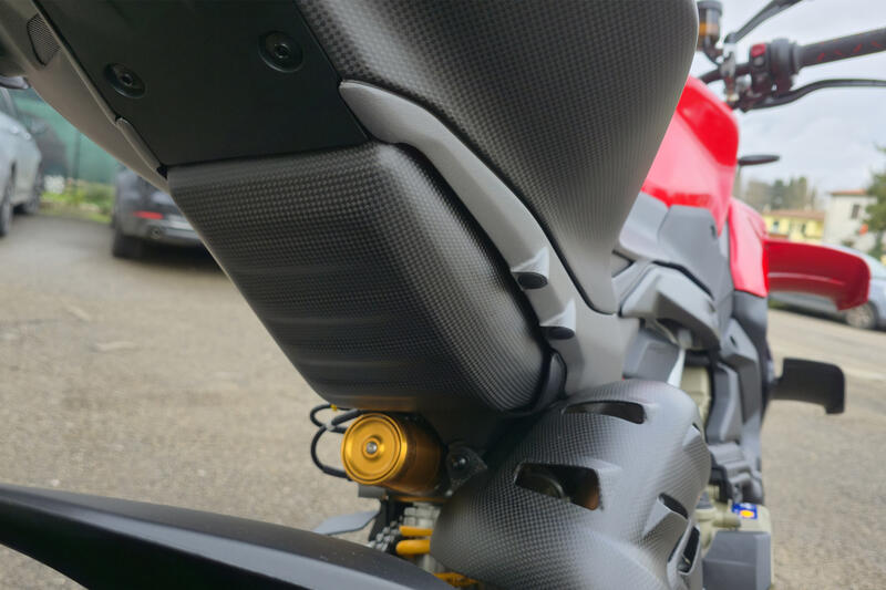 Protezione Inferiore Serbatoio in Carbonio per Ducati Panigale V4 e Streetfighter V4 MY 2025